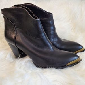 B. Makowsky heeled boot
